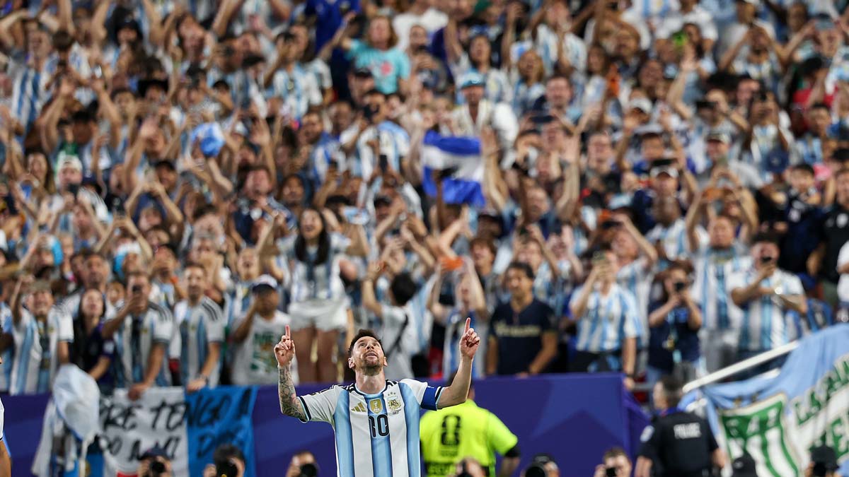 messi-argentina-v-algeria Lionel Messi marca um hat-trick no jogo entre a Argentina e a Argélia